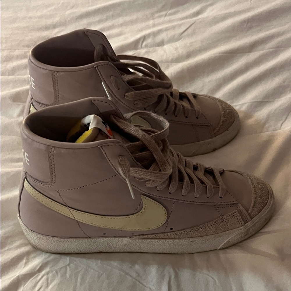 Nike High-Top Sneakers in light purple and Cream